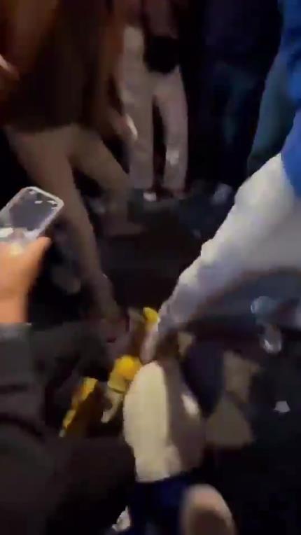 驚！尼克斯大勝步行者后，哈利伯頓遭主場(chǎng)球迷群毆